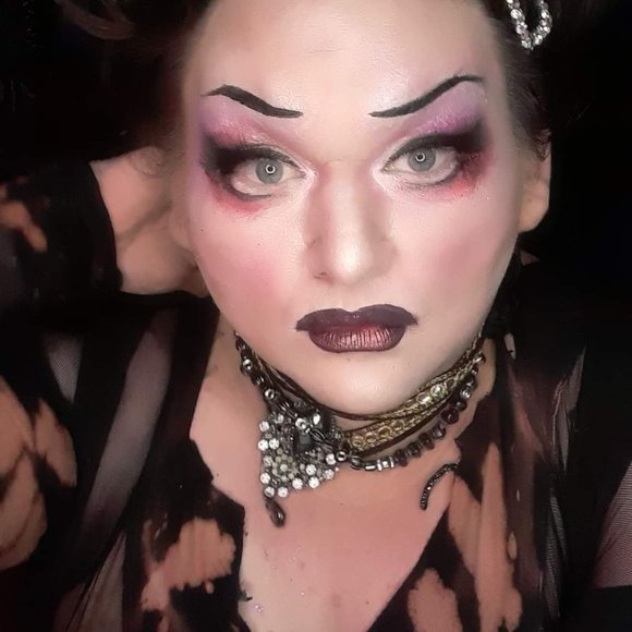 Meet Maralee. A Lifelong makeup lover and artist, my face is my favorite canvas. - Picture 4 of 13